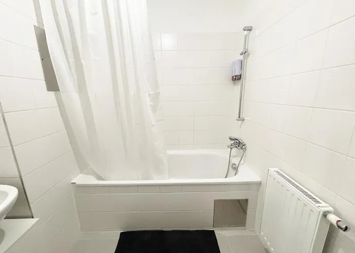 Apartment Spacious 1br With Balcony Above Citygate Shopping Complex With Metro Access *